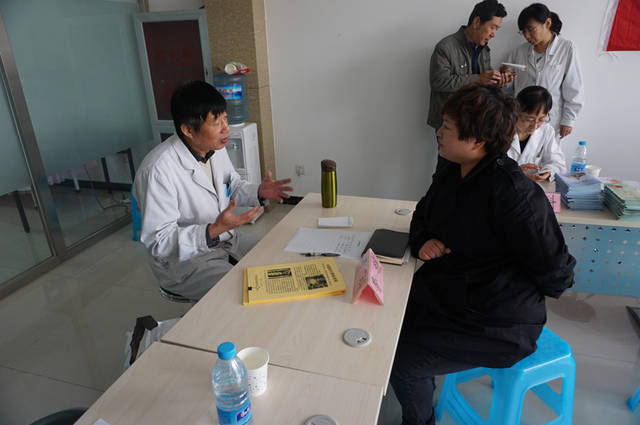深化“兩學(xué)一做”踐初心，義診服務(wù)暖民心——三中心醫(yī)院走進(jìn)社區(qū)開(kāi)展健康咨詢活動(dòng)